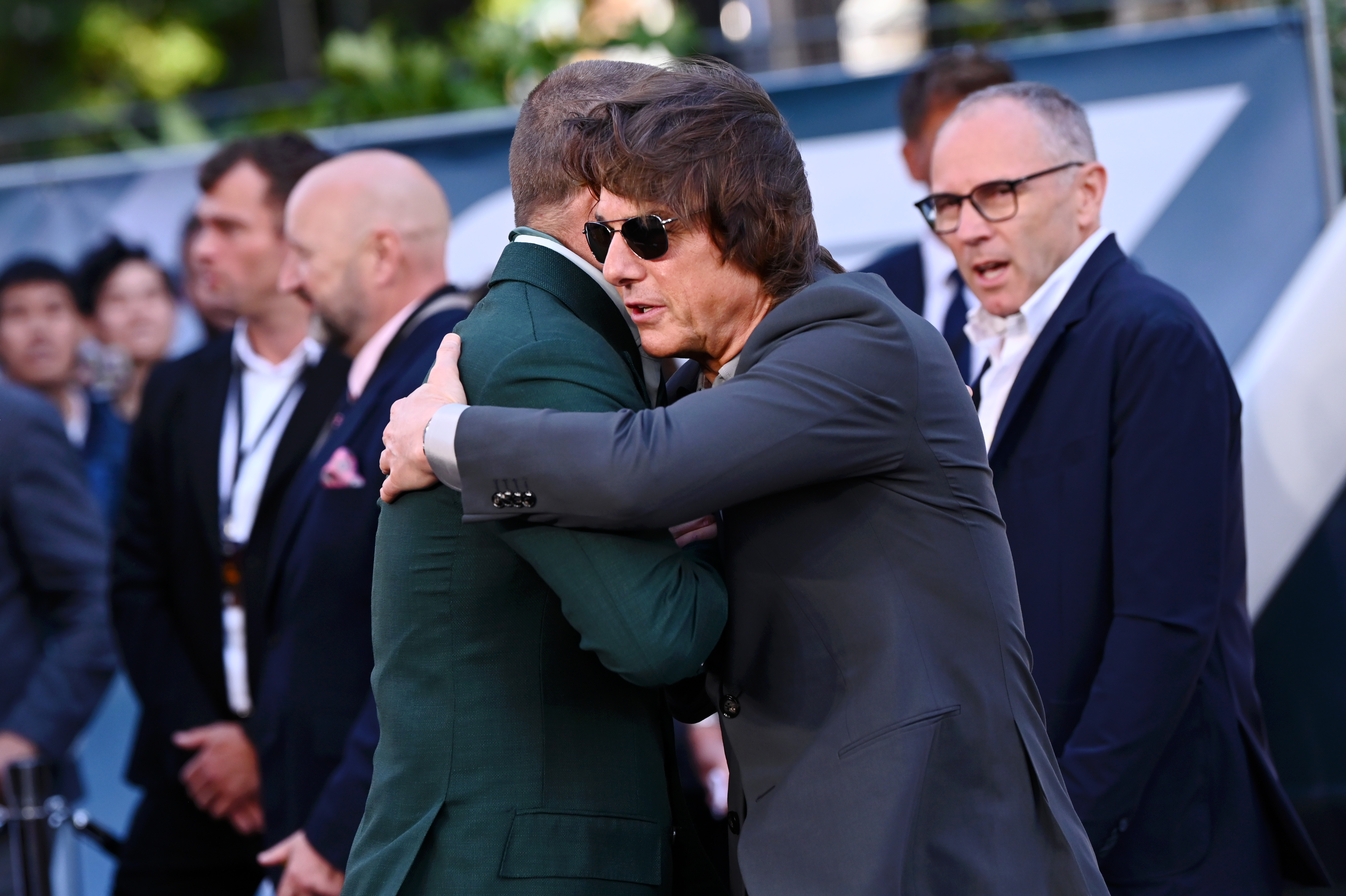 Brad Pitt and Tom Cruise hug at the 'F1' London premiere.