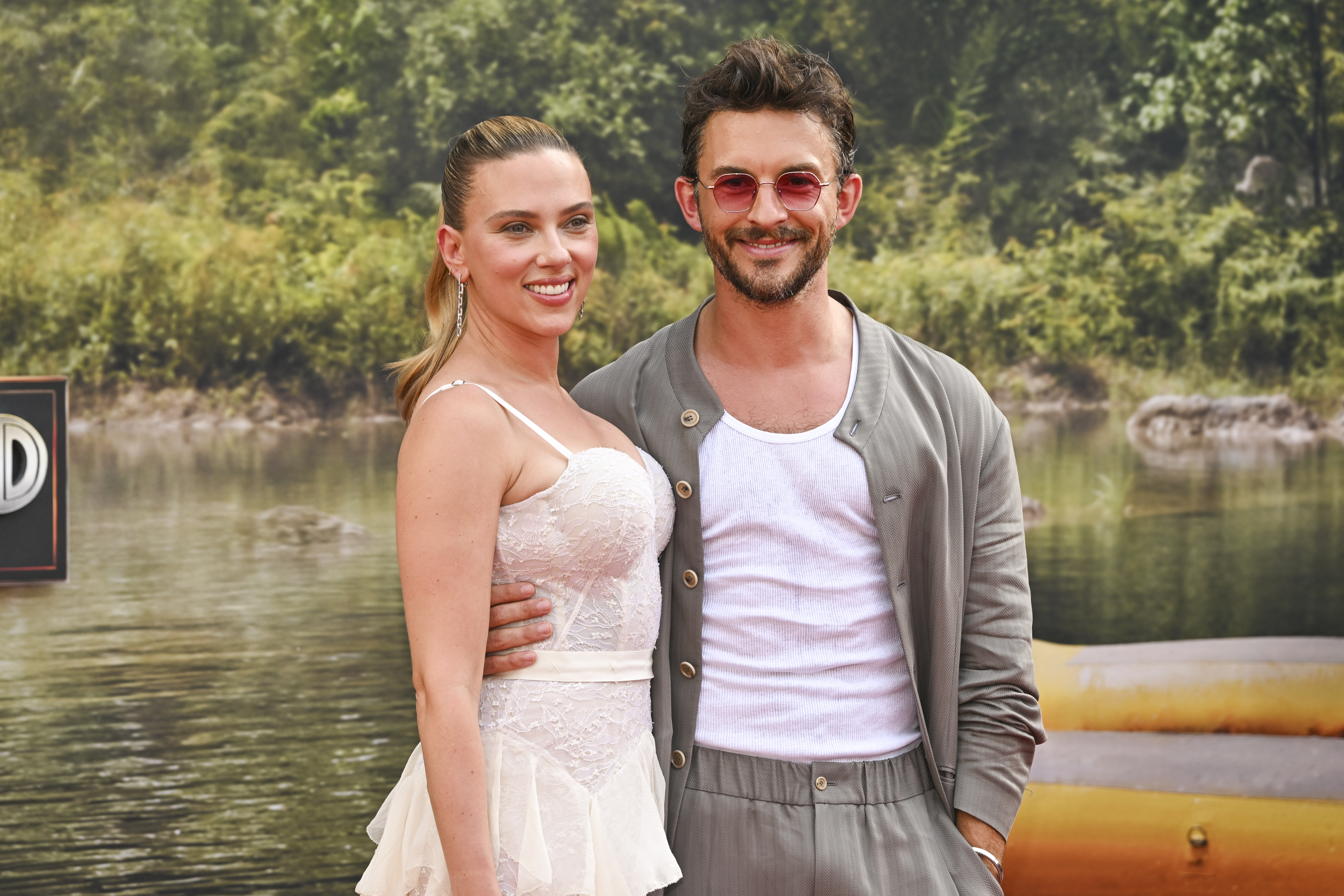 Jonathan Bailey and Scarlett Johansson posing at the premiere.