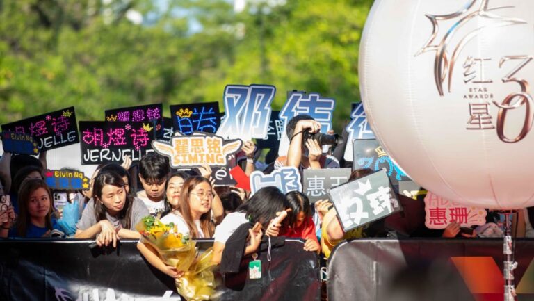 Behind the Scenes at Star Awards 2025: Diehard Fans Arrive Early