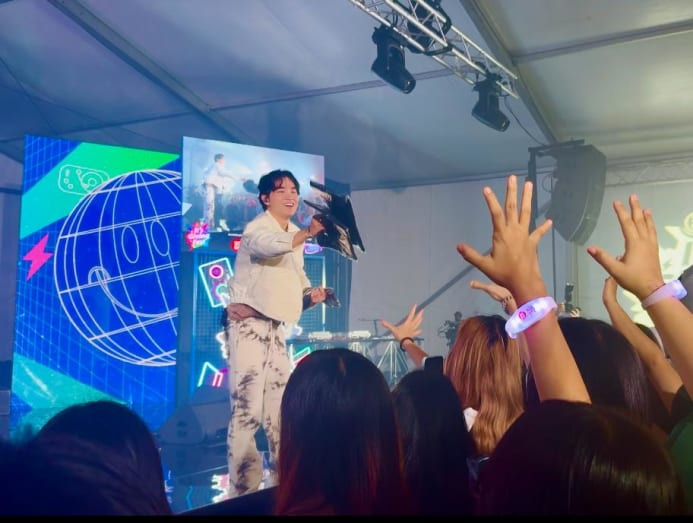 Lullaboy tossing merchandise