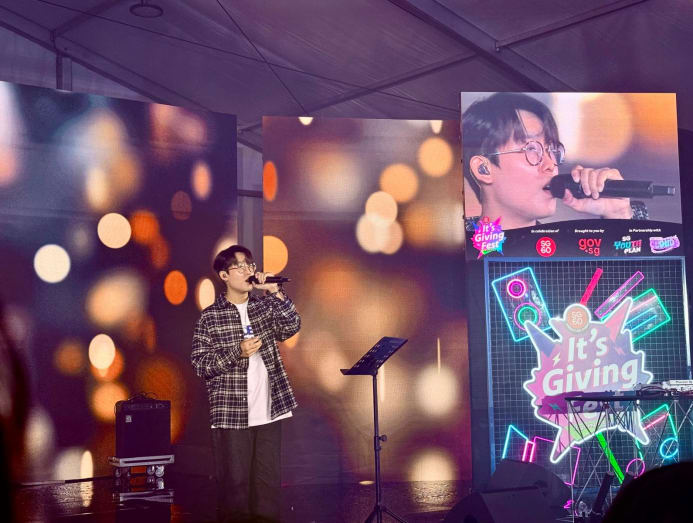 Ben Hum performing