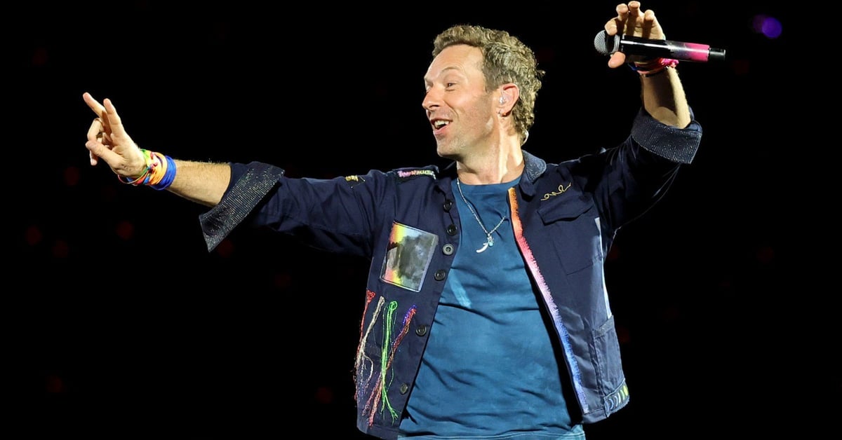 Chris Martin Playfully Cautions Fans on 'Jumbotron Song' at Coldplay's Comeback Concert