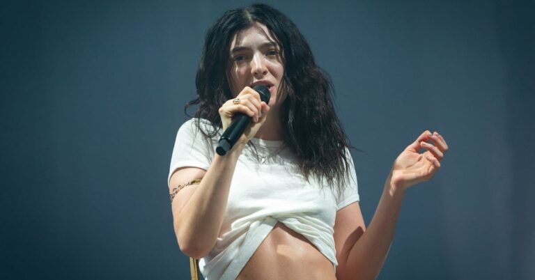 Fans Report Issues with Lorde's 'Virgin' CDs in Many CD Players