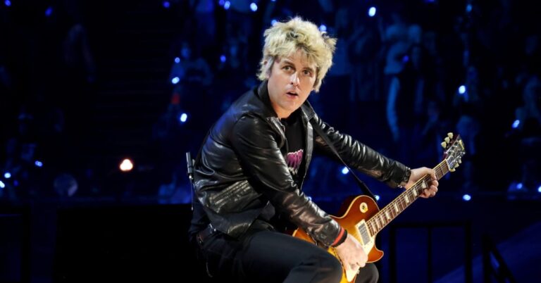 Green Day Fan Surprises by Playing ‘Wonderwall’ During 'Good Riddance' Slot