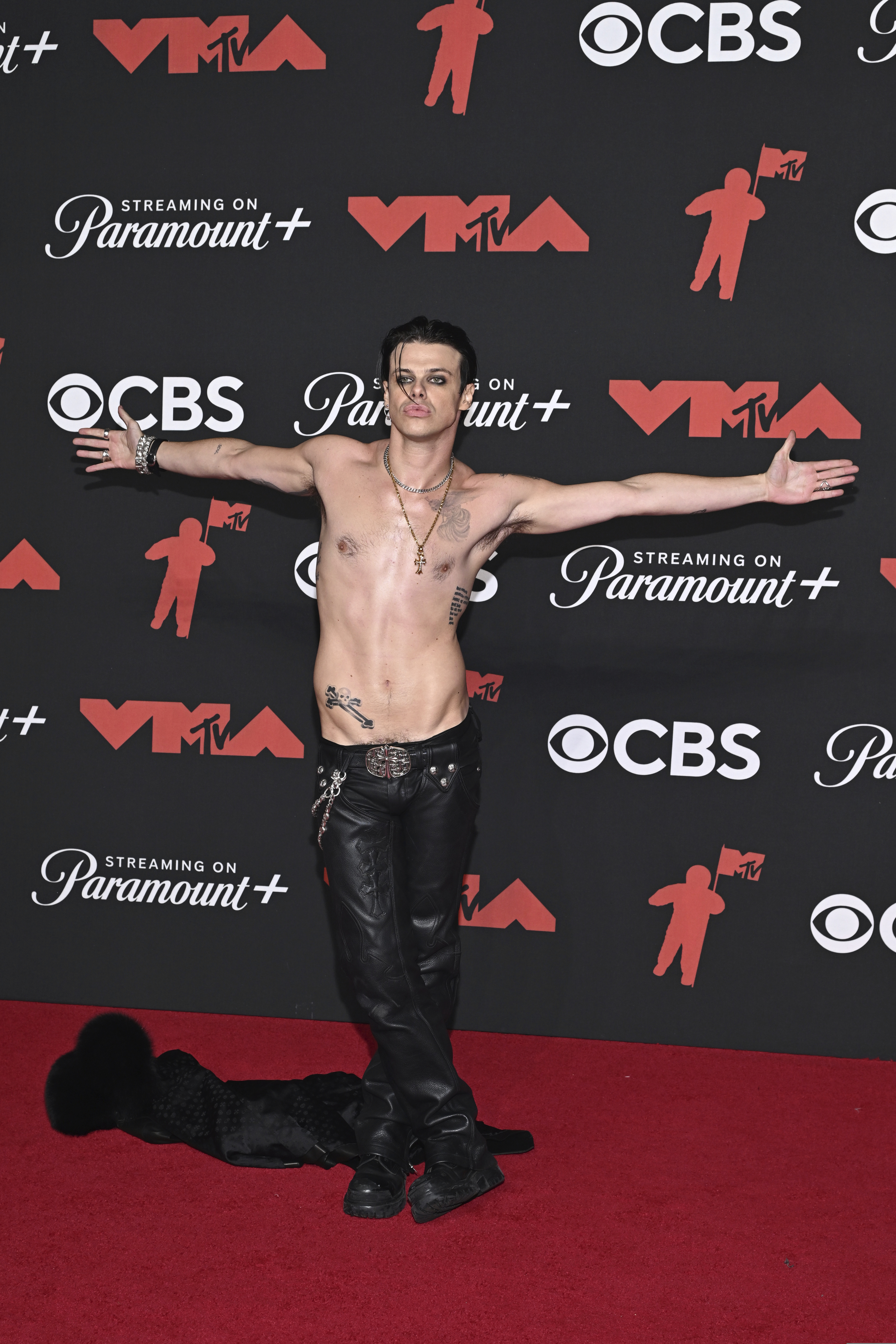 Yungblud arrives at the VMAs, sporting a bold look.