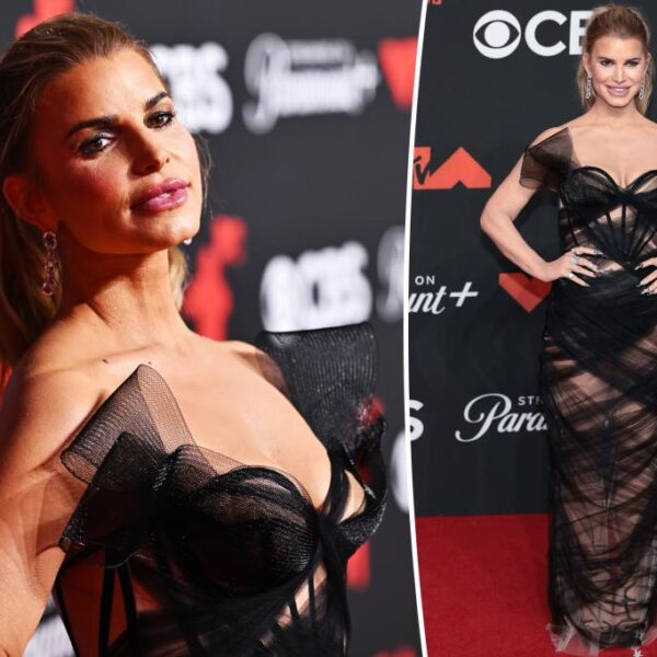 Jessica Simpson Stuns in Sheer Tulle Gown at the VMAs Red Carpet