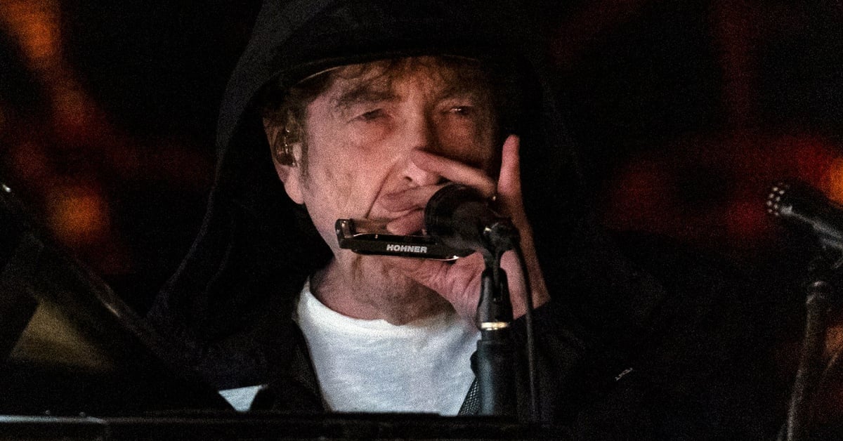 Experience Bob Dylan's Incredible Farm Aid Performance in Pro-Shot Video