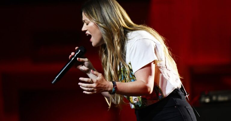Kelly Clarkson Debuts Fresh Talk Show Episode After Brandon Blackstock's Passing