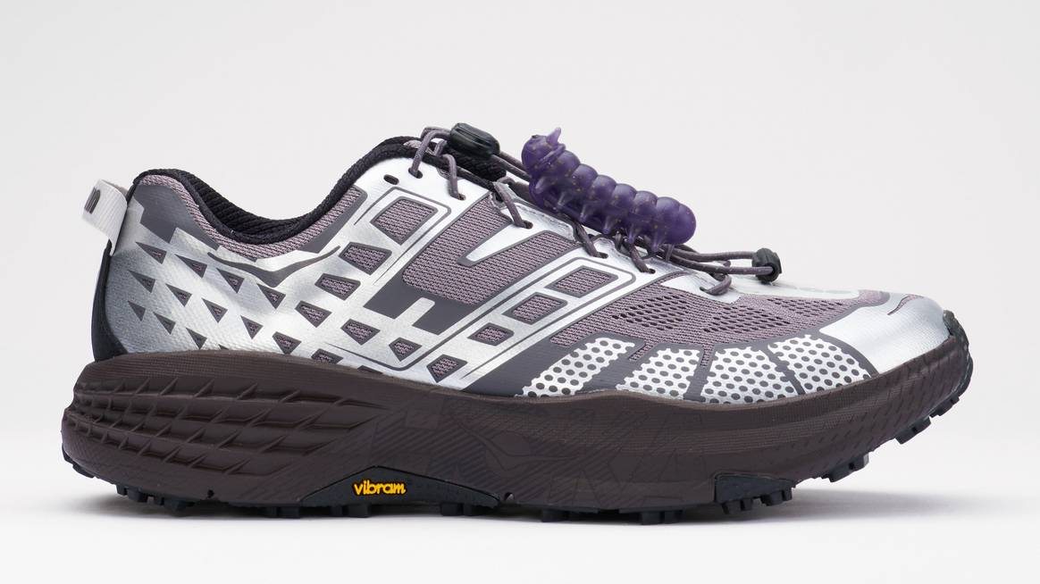 Small plastic caterpillars crawl up the shoe as a removable detail Small plastic caterpillars crawl up the shoe as a removable detail