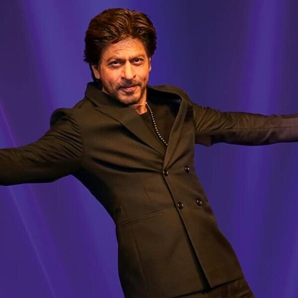 Shah Rukh Khan Makes a Triumphant Return as Filmfare Awards Host After 17 Years