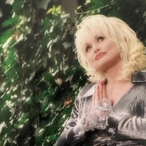 Dolly Parton’s Sister Calls for Prayers Amid Health Concerns: Fans Respond