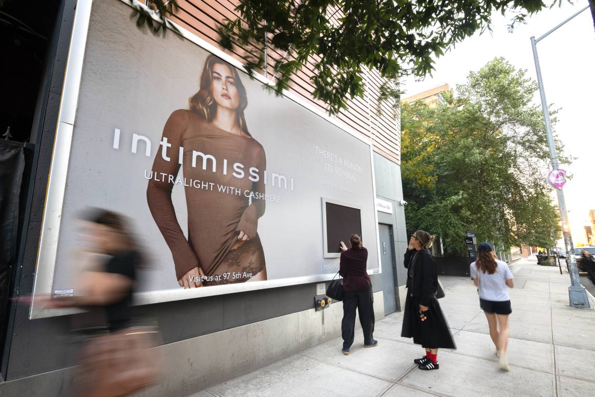 Intimissimi ‘Feel the Billboard’ campaign