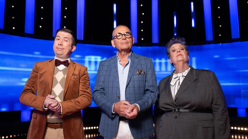 Issa Schultz and Anne Hegarty flank The Chase New Zealand's host, Paul Henry.