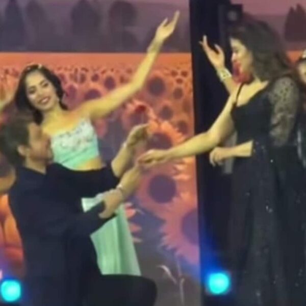 Shah Rukh & Kajol Bring DDLJ Magic to Filmfare Awards Stage