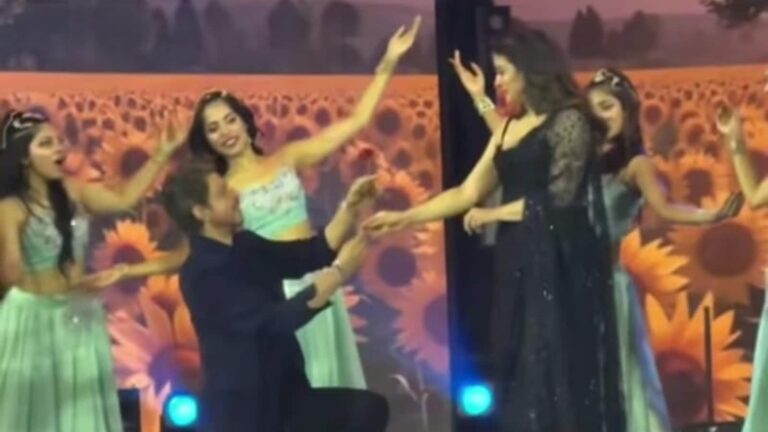 Shah Rukh & Kajol Bring DDLJ Magic to Filmfare Awards Stage