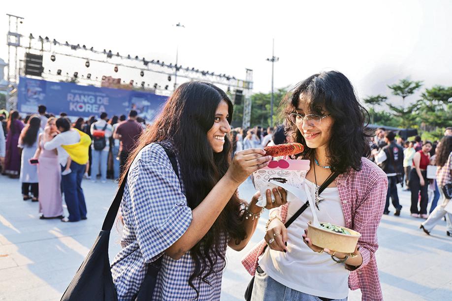 Attendees enjoying Korean street food.