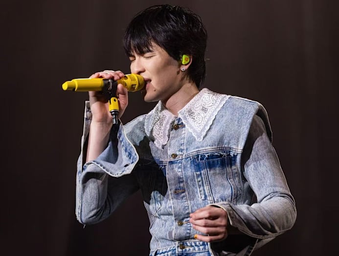 Jam Hsiao performing live