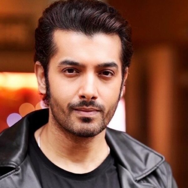 Sharad Malhotra Touches Fans' Hearts with Unique Towel Gift