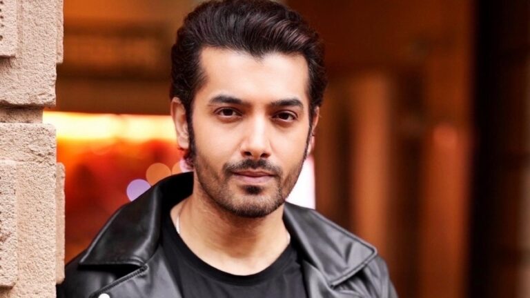 Sharad Malhotra Touches Fans' Hearts with Unique Towel Gift