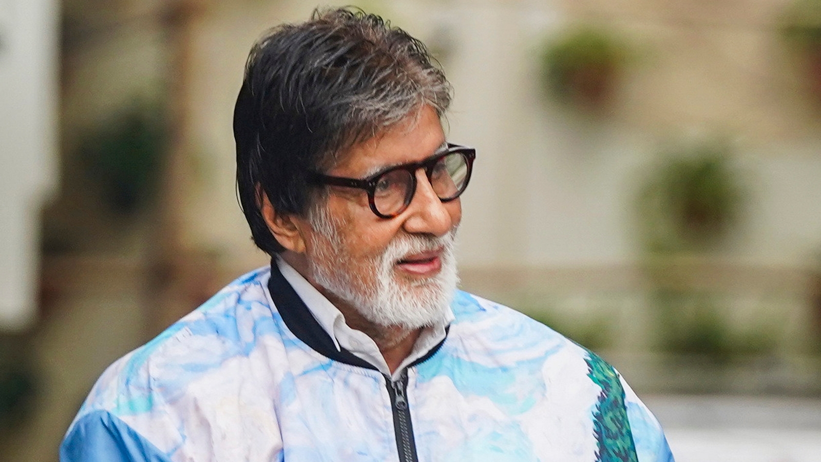 Amitabh Bachchan Seen on Salman Khan's Battle of Galwan Set: Reddit Reacts