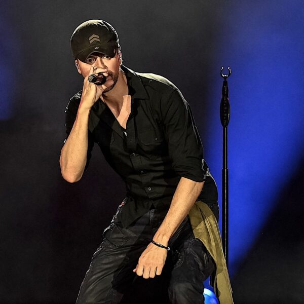 Enrique Iglesias Shares Sweet Moment with Fan at Mumbai Concert - Watch Now!