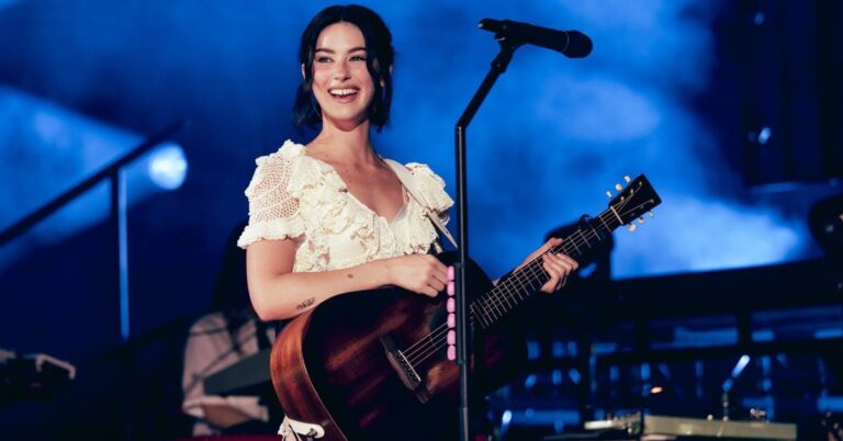 Gracie Abrams' Captivating Red Rocks Concerts Stream Live on Apple Music