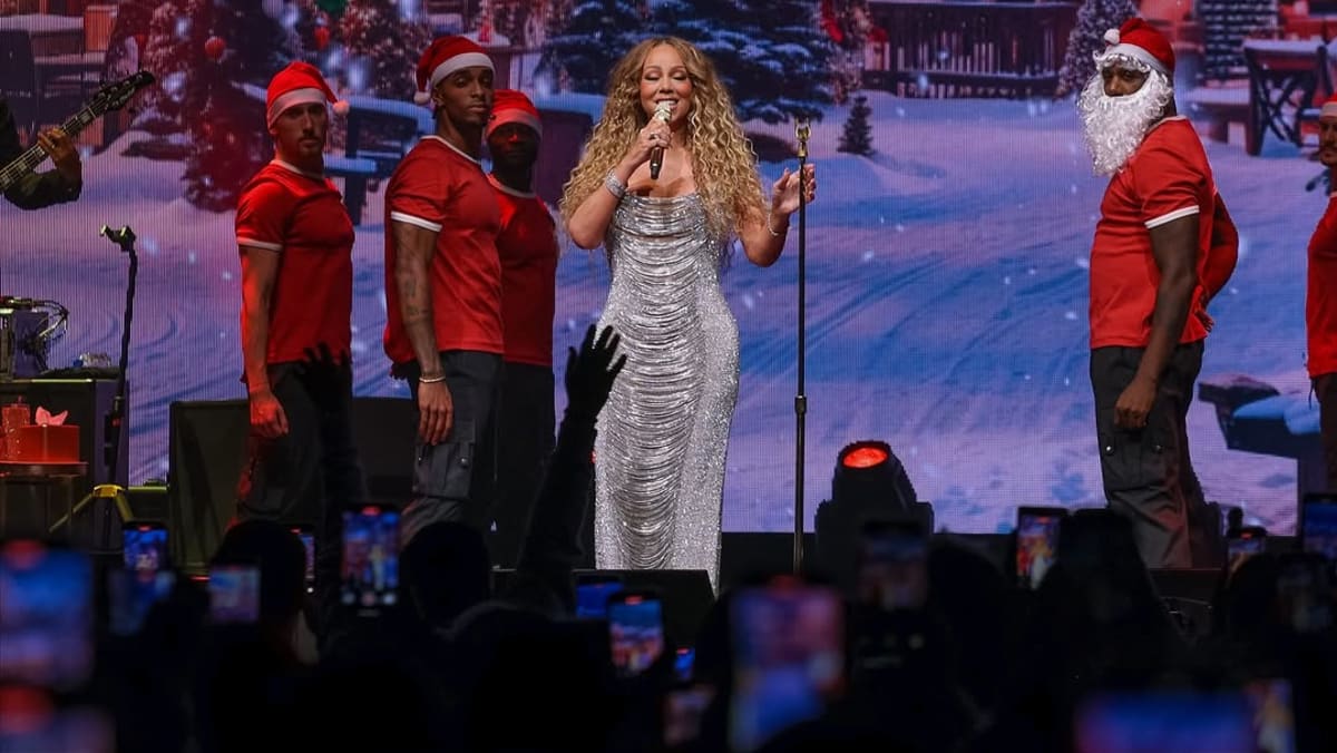 Mariah Carey Delights Manila with First Performance of 'All I Want For Christmas Is You'