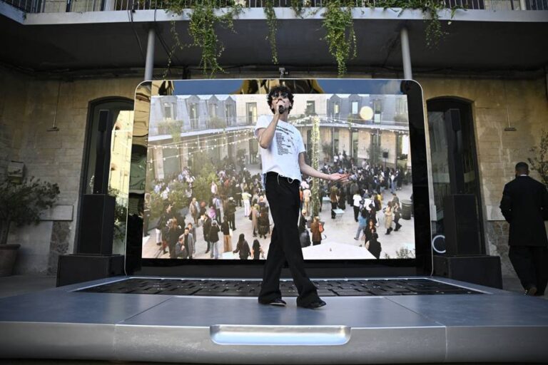 Paris Fashion Shows: A New Sport for Enthusiastic Fans