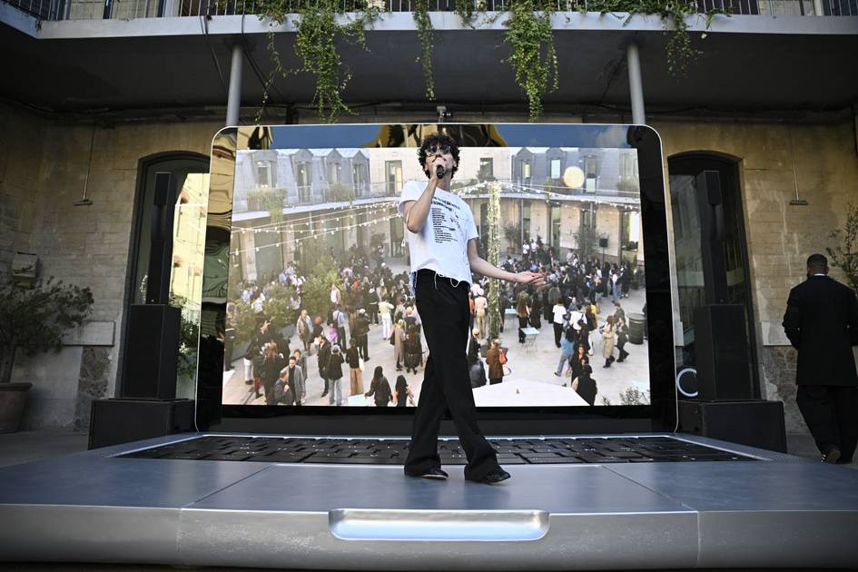 Paris Fashion Shows: A New Sport for Enthusiastic Fans