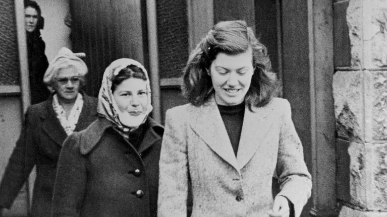 Pauline Parker (left) and Juliet Hulme in court in 1954.